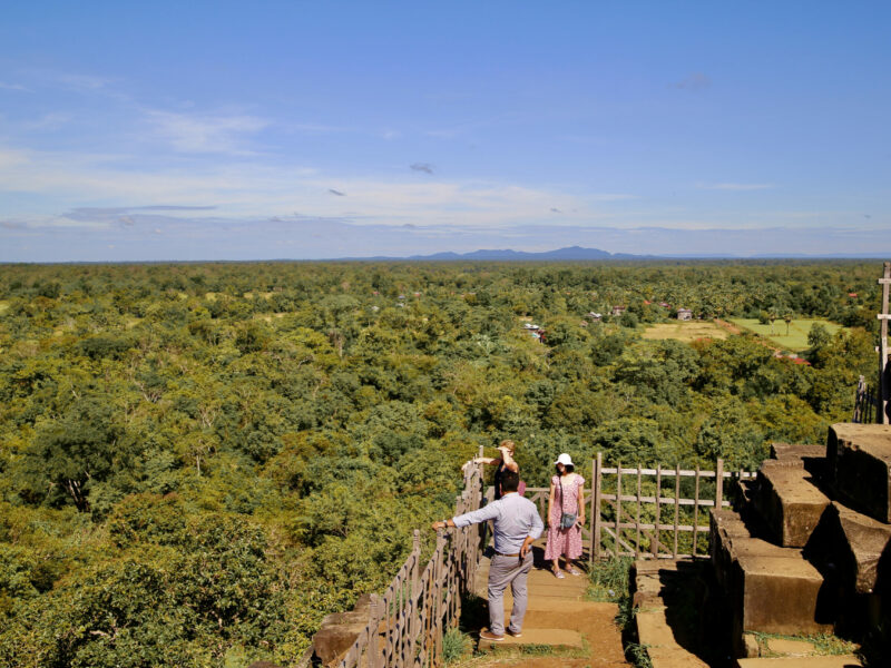 Från toppen är utsikten magnifik - i fonden syns Dangreak bergskedjan på gränsen till Thailand.