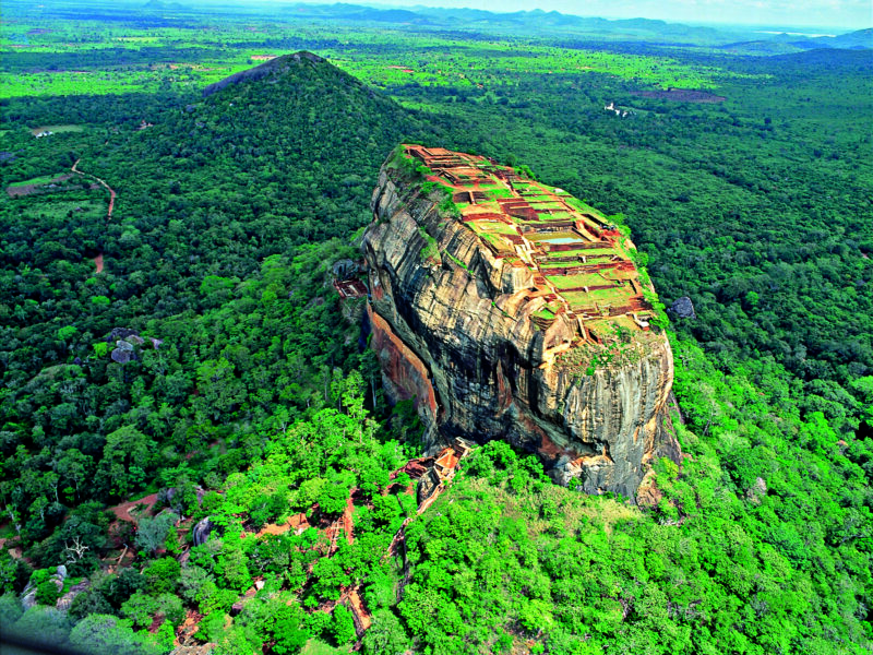 349 meter upp ligger den antika staden Sigiriya - ett av Sri Lankas 6 världsarv.