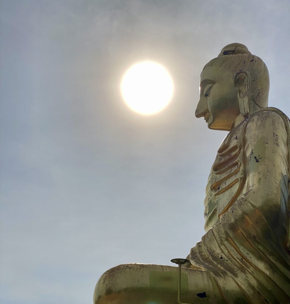Buddha blickar ner från Wat Tang Sai
